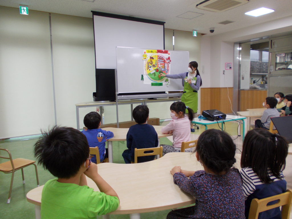 三食食品群のお話は、ちょうど５歳児クラスが発表会で取り組んでいたので、「知ってる～！」と喜んで参加していました。最後にライフのエコバックやランチョンマットのお土産をいただき、大満足の子どもたちでした！