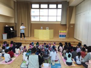 こどもの日お祝い会では3～5歳児が遊戯室に集まり、ペープサートを使ったお話を楽しみました。