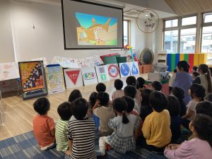 どんな交通ルールがあるのか映像が流れると真剣な表情でみる子ども達。